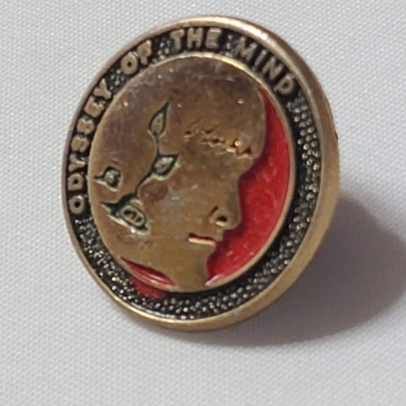 OM Odyssey Of the Mind Pin Round Profile Face Logo Red Background Brass Tone - Picture 2 of 5